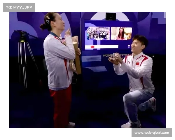 颁奖仪式上年轻选手激动落泪，教练亲切拥抱鼓励